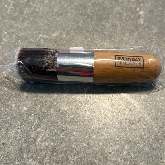 Everyday Minerals Flat Top Brush NEW - Picture 2 of 2